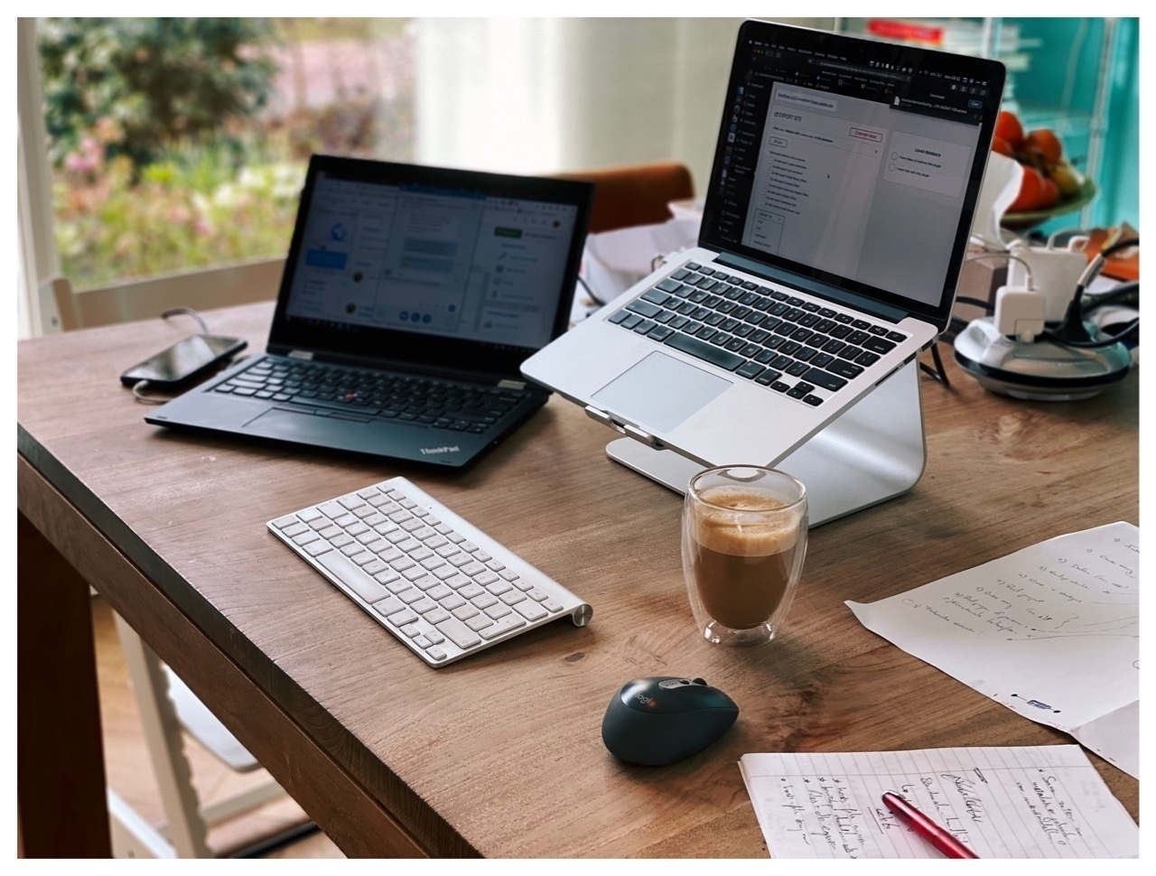 Laptops en koffie op een tafel 