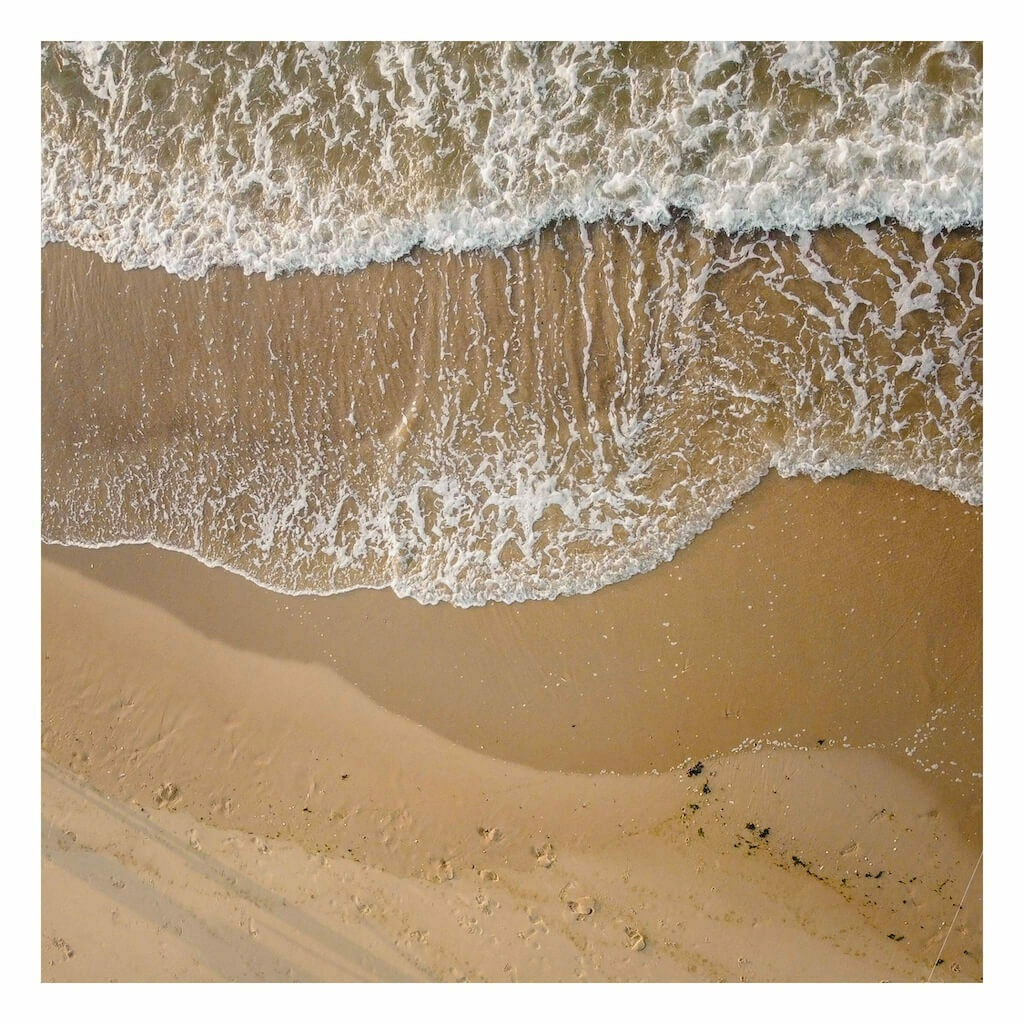 Drone foto van golven op het strand door Roel Groeneveld