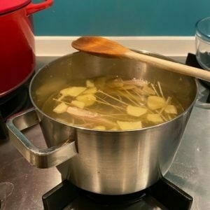 Citroen en gember in een pan op fornuis