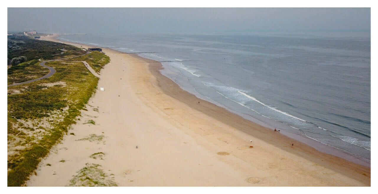 Strand richting Cadzand uit de lucht gefotografeerd